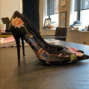 Zara Mesh, Embroidered Pump 🖤